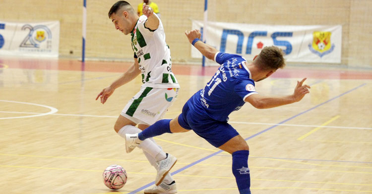 Álex Viana se mostró bullidor como siempre en Manzanares. Foto: Córdoba Futsal