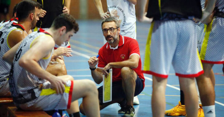Pablo Orozco hablando a sus jugadores en un tiempo muerto. Foto: FAB Córdoba