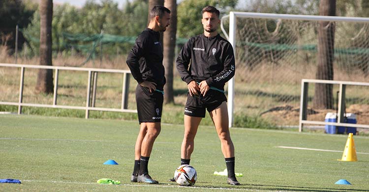 Miguel de las Cuevas junto a Omar Perdomo en la Ciudad Deportiva.