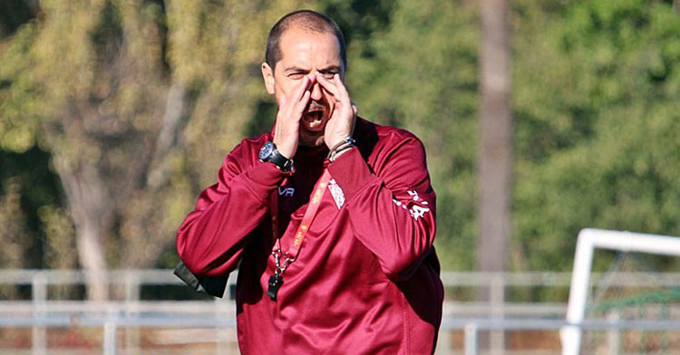 Diego Caro dando órdenes a sus jugadores en una sesión. Foto: CCF