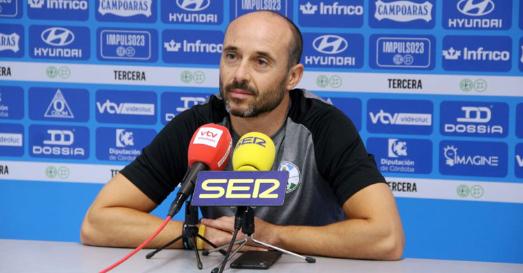 Dimas Carrasco hablando a los medios en su previa semanal. Foto: Ciudad de Lucena