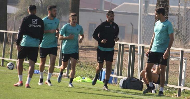 Carlos Puga, Ekaitz Jiménez y Miguel de las Cuevas trotando con Toni Arranz a la derecha y Viedma de espaldas a la izquierda tras finalizar sus ejercicios de recuperación.