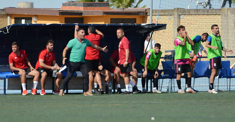 Emilio Fajardo dirigiendo a su equipo en Utrera. Foto: Xerez CD
