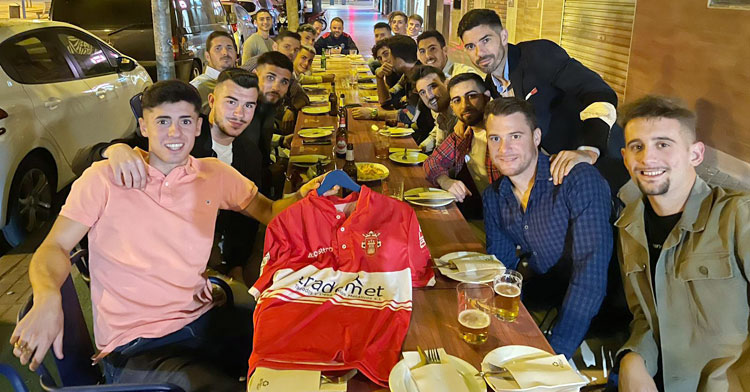 La plantilla del Espeleño celebrando su última victoria liguera. Foto: Atlético Espeleño