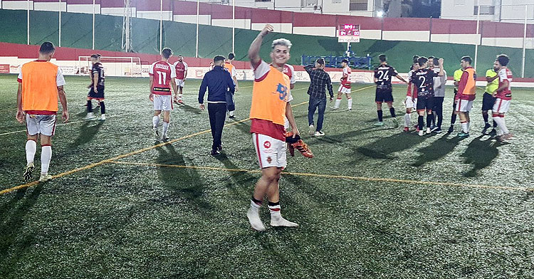 La felicidad de los jugadores rojillos tras golear al Jerez Industrial. Foto: Atlético Espeleño