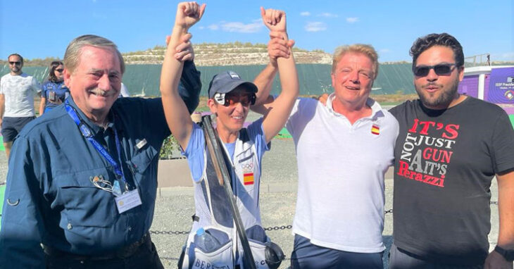 Fátima Gálvez apoyada por el presidente de la Federación, el responsable técnico y su amigo Alberto Fernández, oro olímpico junto a ella en Tokio. Foto: @RFEDETO