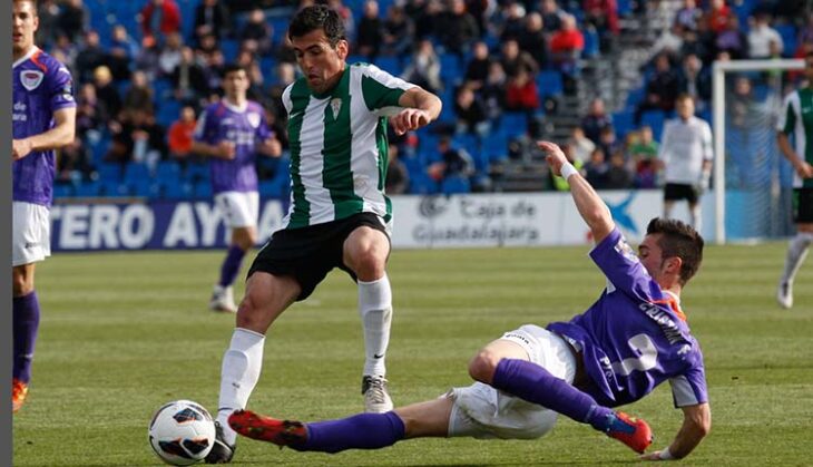 Juan Fuentes jugando con el Córdoba.