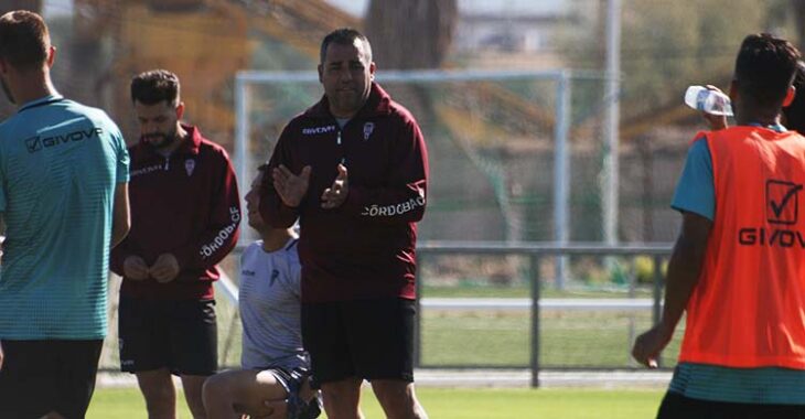 Germán Crespo aplaudiendo a sus pupilos tras la última sesión de entrenamientos antes de viajar a Lepe.