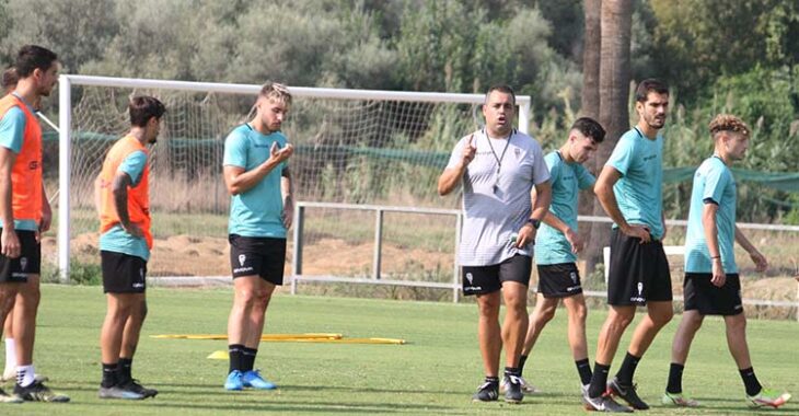 Germán Crespo dando instrucciones a sus hombres.