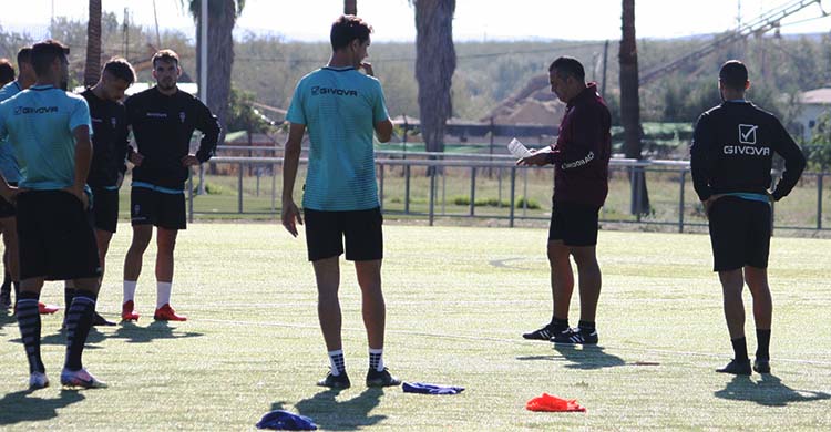 Germán Crespo dando instrucciones a sus hombres este martes antes de viajar a La Línea.