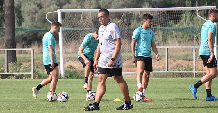 Germán Crespo junto a sus hombres en la previa del partido ante la Balona.