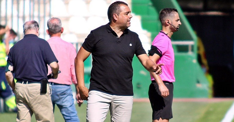 Germán Crespo dirigiendo al equipo desde la banda. Foto: CCF