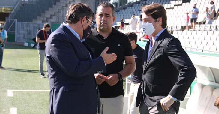 Germán Crespo departiendo con Javier González Calvo y Adrián Fernández en los prolegómenos del partido ante el San Fernando.