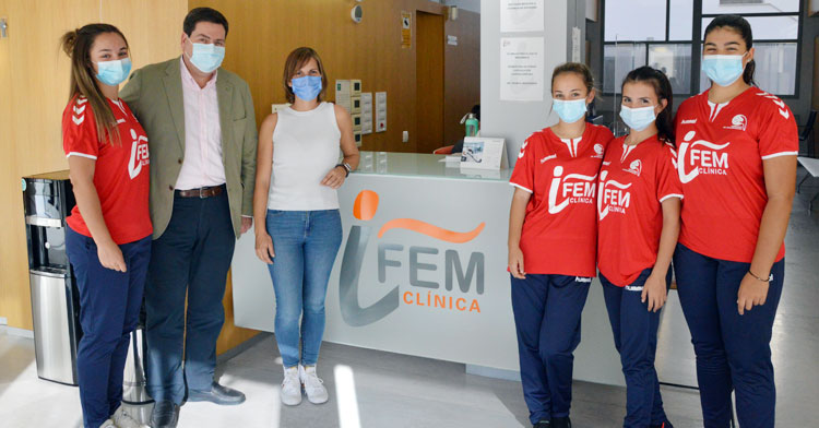 Miguel Pardo, Esther Velasco y varias integrantes de la sección femenina del Córdoba de Balonmano. Foto: CBM
