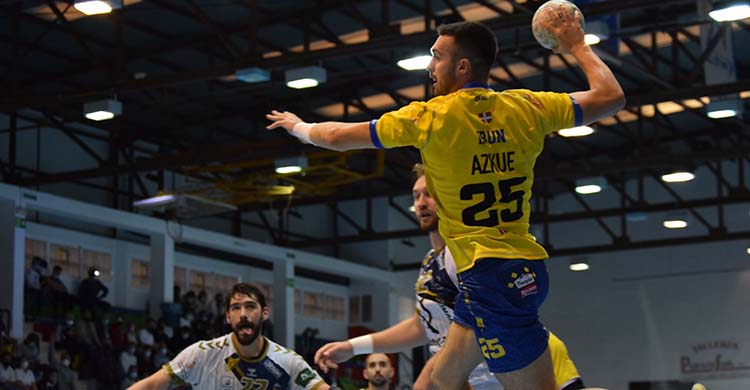 Jon Azkue superando a Javi García en una de las muchas rápidas contras del Bidasoa de Irún.