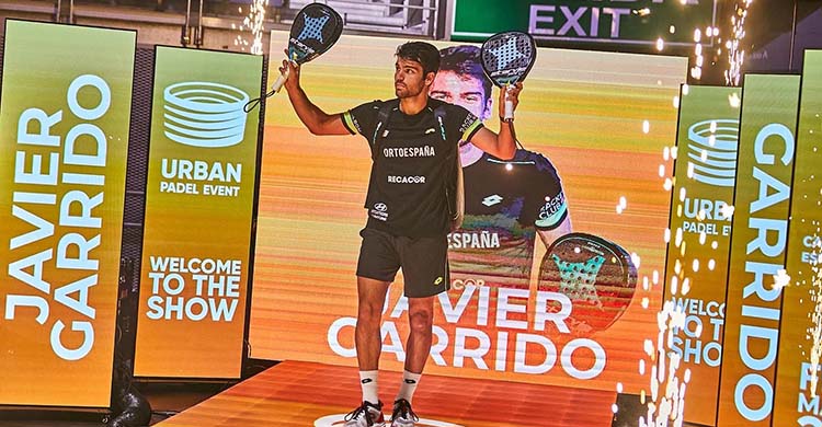 Javi Garrido accediendo a la pista para jugar la final del Campeonato de España.