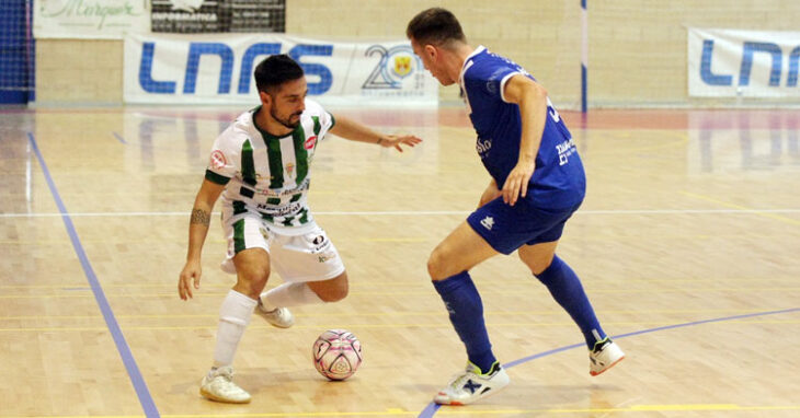 Jesulito intentando el caracoleo ante un rival del Manzanares. Foto: Córdoba Futsal