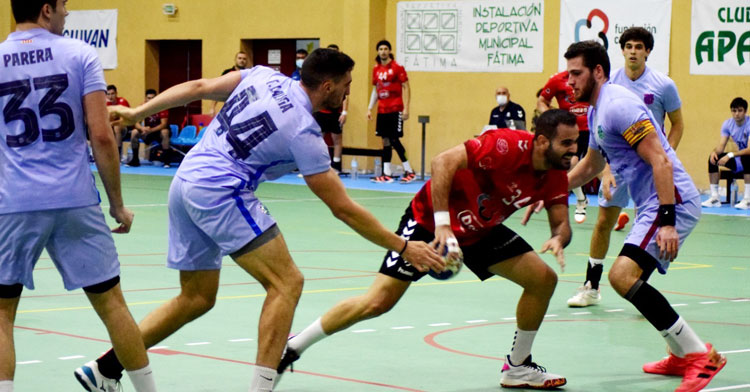 Jota Abad intentando lanzar en seis metros frente al Barça B. Foto: Laclasi.es