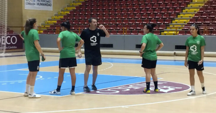 Juanma Cubero hablando a sus jugadoras en Vista Alegre