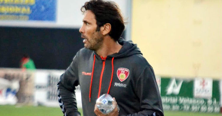 Keko Rosano en una imagen como entrenador pontano. Foto: Tino Navas / Salerrm Puente Genil