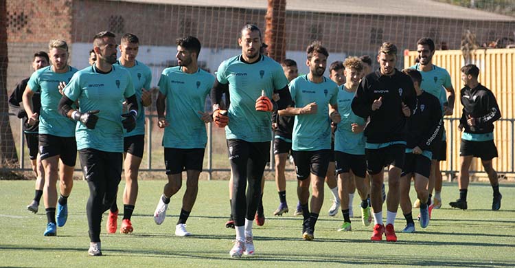 Lluis Tarrés, que podría debutar con el primer equipo bajo palos, corre junto a Felipe Ramos y el resto del grupo.
