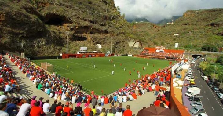 Vista panorámica del estadio Silvestre Carrillo de La Palma bajo el impresionante Barranco de los Dolores.