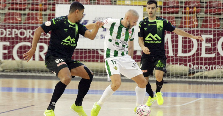 Miguelín presionado por dos jugadores del Palma Futsal. Foto: Córdoba Futsal