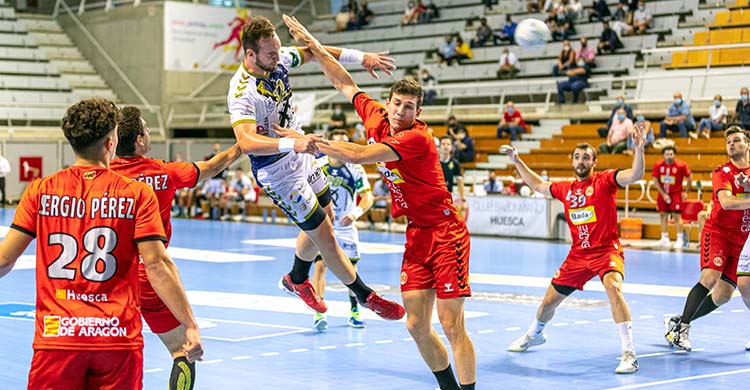 Mitic soltando su zuda ente la defensa del Bada Huesca.