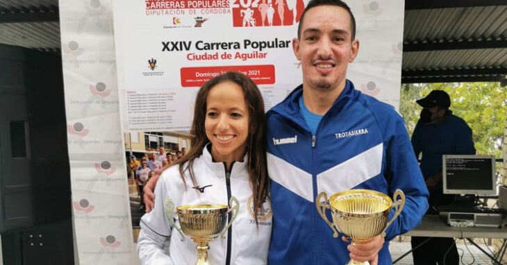 Antonio Montero y Fatima Ouhaddou con sus trofeos en Aguilar. Foto: Trotasierra