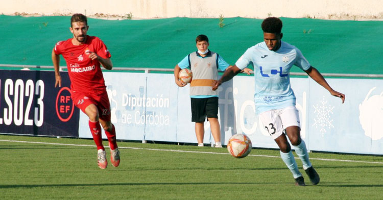 Mustafá intentando un escarceo ante el Utrera. Foto: Ciudad de Lucena