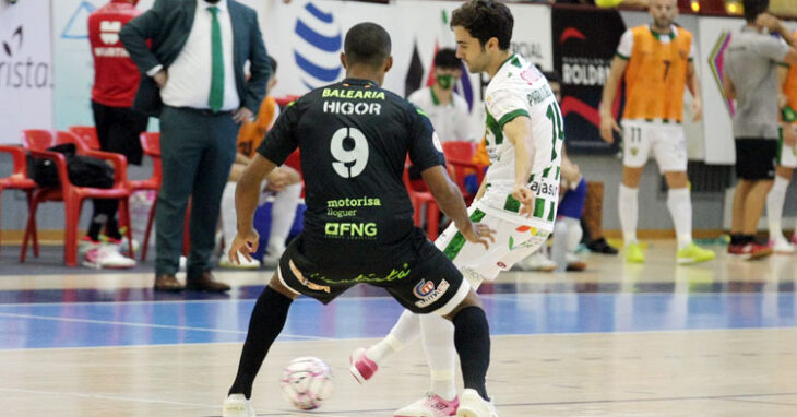Pablo del Moral da un pase ante Higor, del Palma Futsal. Foto: Córdoba Futsal