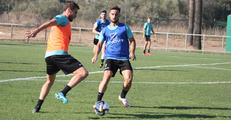 Omar Perdomo cerrando a José Cruz.