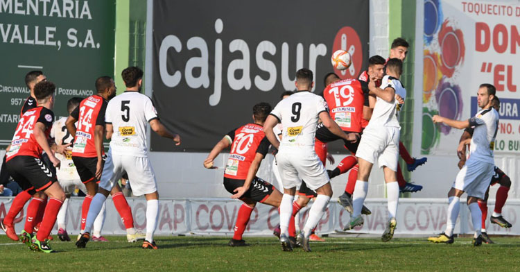 Un balón al área de los muchos que hubo en el partido. Foto: CD Pozoblanco