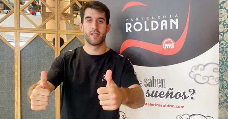 Ismael posando en las instalaciones de Roldán. Foto: Córdoba Futsal