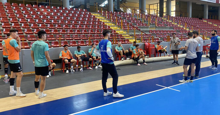 Listos. Los jugadores del Córdoba Patrimonio escuchan a Josan González en una sesión de trabajo. Foto: Córdoba Futsal