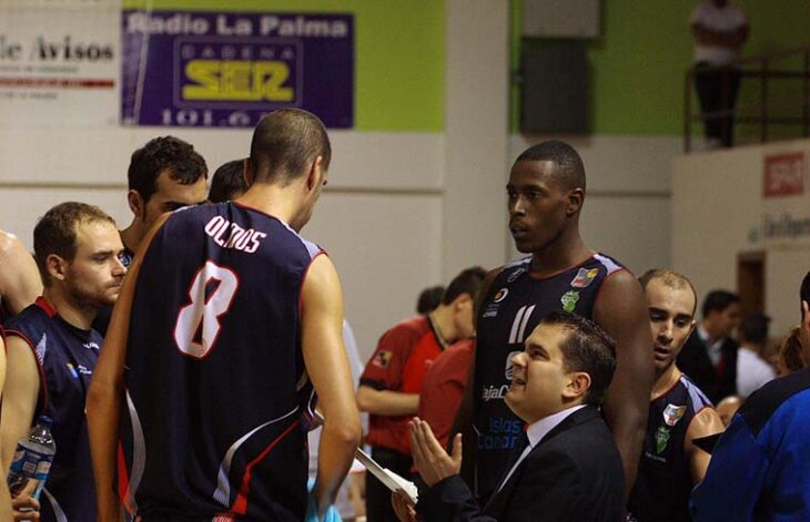El técnico cordobés Rafa Sanz dando instrucciones en un tiempo muerto cuando dirigía al UB La Palma.