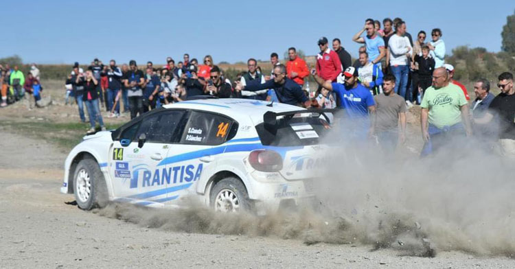 La afición pozoalbense disfrutando del paso de un competidor de la carrera. Foto: Turismo Pozoblanco