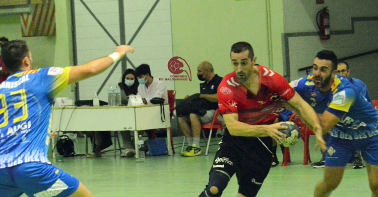 Alberto Requena circulando el esférico en el choque contra Sarrià. Foto: CBM