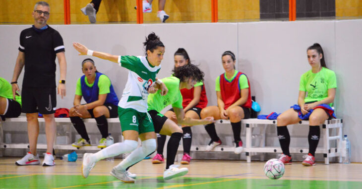 Rocío Gracia luchando por una pelota contra una rival