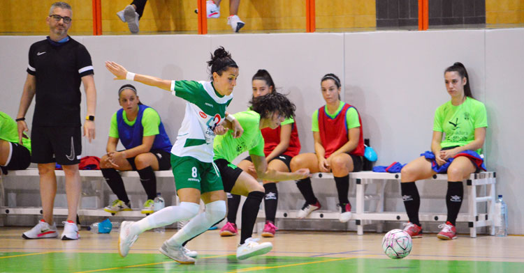 Rocío Gracia luchando por una pelota contra una rival