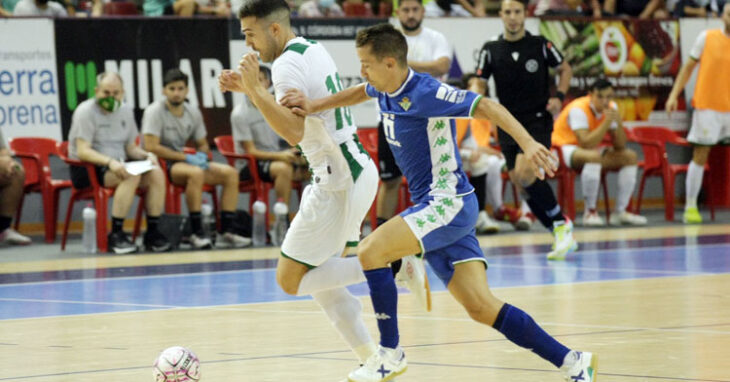 Alberto Saura en el partido frente al Betis antes de marcharse lesionado. Foto: Córdoba Futsal