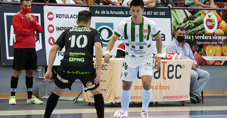 Shimizu intentando inventar ante un jugador del Palma. Foto: Córdoba Futsal
