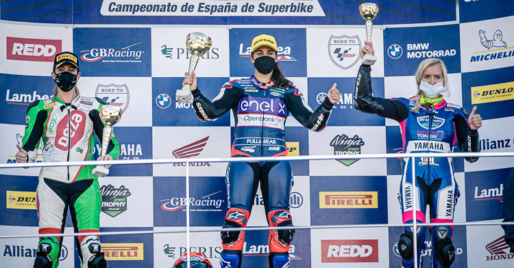 Andrea Sibaja en el podio de Cheste como subcampeona de España femenina de Open 600