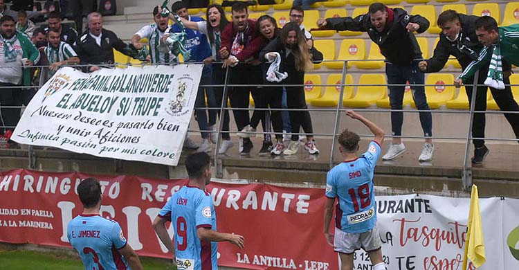 Simo celebrando su gol con el cordobesismo en Lepe.