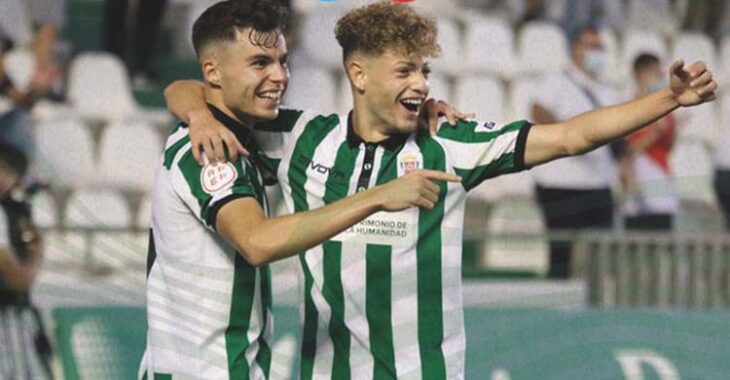 Luismi celebrando junto a Simo el gol que abría el camino de la victoria ante el Antequera.