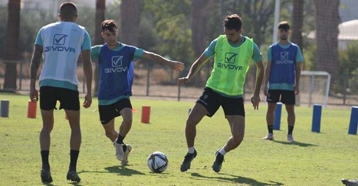 Toni Arranz disputando un balón con Luismi.