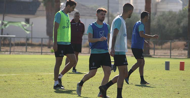 Toni Arranz y Miguel de las Cuevas junto a Javi Flores y Julio Iglesias, con la atenta mirada de Germán Crespo al fondo.
