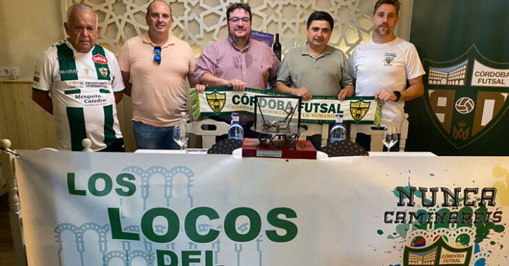 La foto de la puesta de largo del trofeo. Foto: Córdoba Futsal