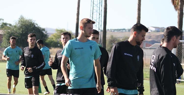 El finés Valtteri, en el centro de la imagen tras José Ruiz, se estrena en una convocatoria con el primer equipo del Córdoba CF.