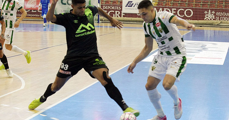 Álex Viana tratando de marcharse de un jugador de Palma Futsal. Foto: Córdoba Futsal